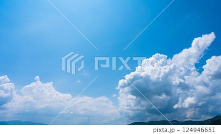夏の青空と山の風景に広がる積乱雲 夏の青空と山の風景に広がる積乱雲 124946681
