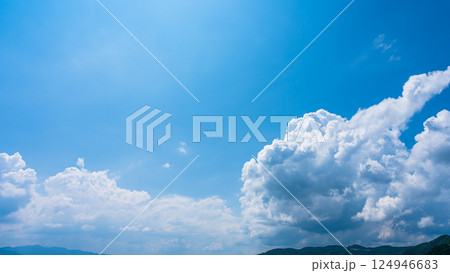 夏の青空と山の風景に広がる積乱雲 夏の青空と山の風景に広がる積乱雲 124946683