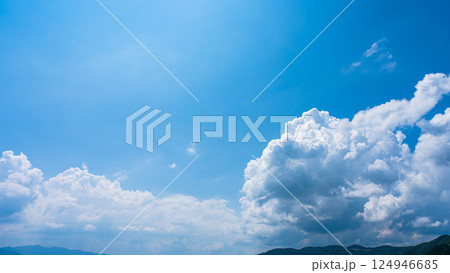 夏の青空と山の風景に広がる積乱雲  124946685