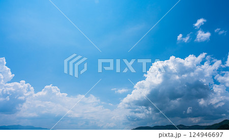 夏の青空と山の風景に広がる積乱雲  124946697