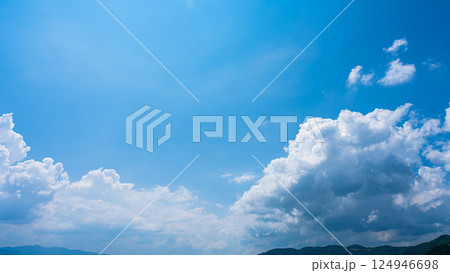 夏の青空と山の風景に広がる積乱雲  124946698