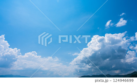 夏の青空と山の風景に広がる積乱雲 夏の青空と山の風景に広がる積乱雲 124946699