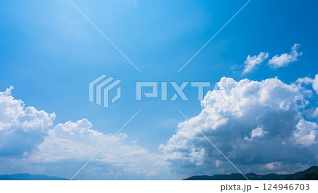 夏の青空と山の風景に広がる積乱雲  124946703