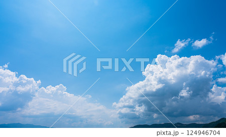 夏の青空と山の風景に広がる積乱雲  124946704
