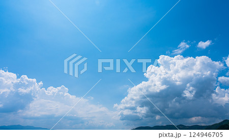 夏の青空と山の風景に広がる積乱雲  124946705