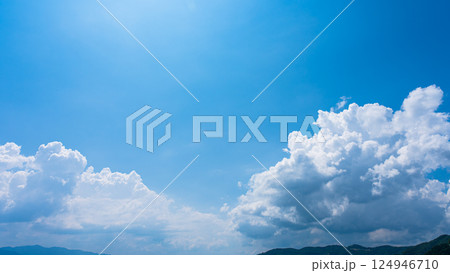 夏の青空と山の風景に広がる積乱雲 夏の青空と山の風景に広がる積乱雲 124946710