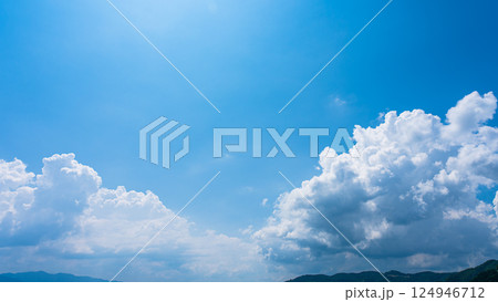 夏の青空と山の風景に広がる積乱雲 夏の青空と山の風景に広がる積乱雲 124946712