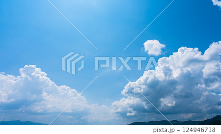 夏の青空と山の風景に広がる積乱雲  124946718