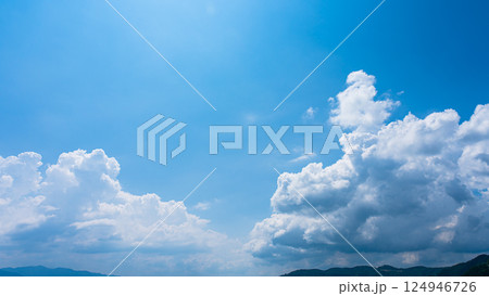 夏の青空と山の風景に広がる積乱雲 夏の青空と山の風景に広がる積乱雲 124946726