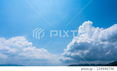 夏の青空と山の風景に広がる積乱雲 夏の青空と山の風景に広がる積乱雲 124946736