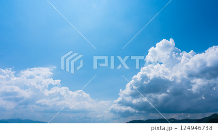 夏の青空と山の風景に広がる積乱雲 夏の青空と山の風景に広がる積乱雲 124946738