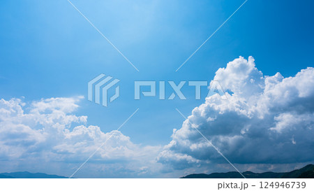 夏の青空と山の風景に広がる積乱雲 夏の青空と山の風景に広がる積乱雲 124946739