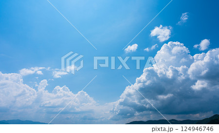 夏の青空と山の風景に広がる積乱雲  124946746