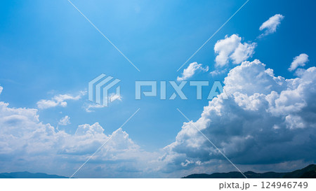 夏の青空と山の風景に広がる積乱雲 夏の青空と山の風景に広がる積乱雲 124946749