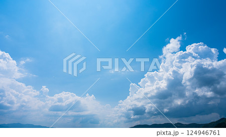 夏の青空と山の風景に広がる積乱雲  124946761
