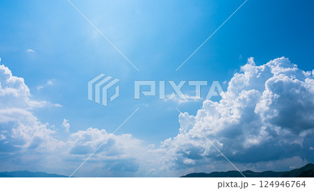 夏の青空と山の風景に広がる積乱雲 夏の青空と山の風景に広がる積乱雲 124946764