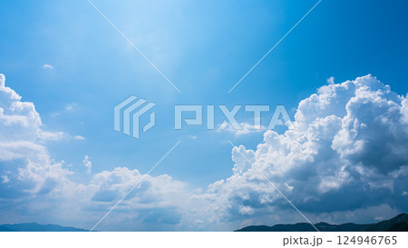 夏の青空と山の風景に広がる積乱雲 夏の青空と山の風景に広がる積乱雲 124946765