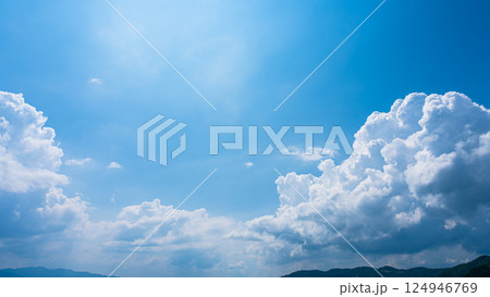 夏の青空と山の風景に広がる積乱雲 夏の青空と山の風景に広がる積乱雲 124946769
