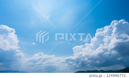 夏の青空と山の風景に広がる積乱雲  124946772