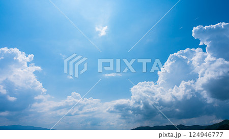 夏の青空と山の風景に広がる積乱雲 夏の青空と山の風景に広がる積乱雲 124946777