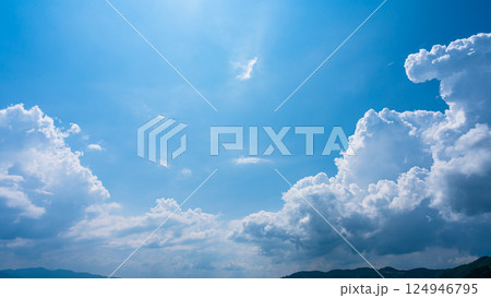 夏の青空と山の風景に広がる積乱雲 124946795