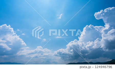夏の青空と山の風景に広がる積乱雲 夏の青空と山の風景に広がる積乱雲 124946796