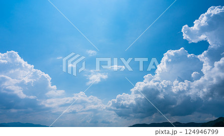 夏の青空と山の風景に広がる積乱雲 夏の青空と山の風景に広がる積乱雲 124946799
