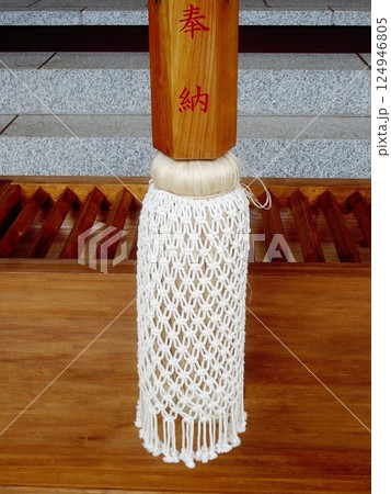 寺の賽銭箱と鈴の緒の房 寺の賽銭箱と鈴の緒の房 124946805