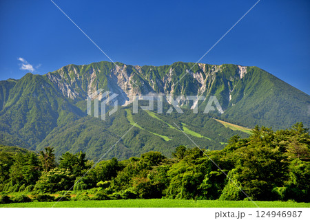 中国地方・大山隠岐国立公園・大山町から眺める険しい北壁と美しい山容の大山・鳥取県大山町(1) 124946987