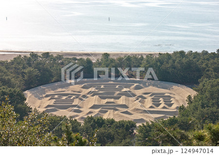 【銭形砂絵】 (高解像度版) 香川県観音寺市有明町 【銭形砂絵】 (高解像度版) 香川県観音寺市有明町 124947014