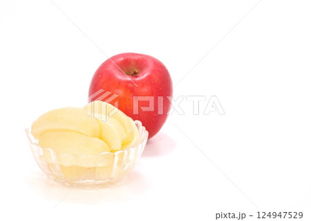 赤いリンゴ 恋ふじ 岩手県産 カット デザート 明るい背景 赤いリンゴ 恋ふじ 岩手県産 カット デザート 明るい背景 124947529