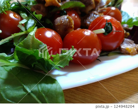 家庭的で素朴な自家製の夜ご飯 124948204