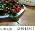 家庭的で素朴な自家製の夜ご飯 124948205