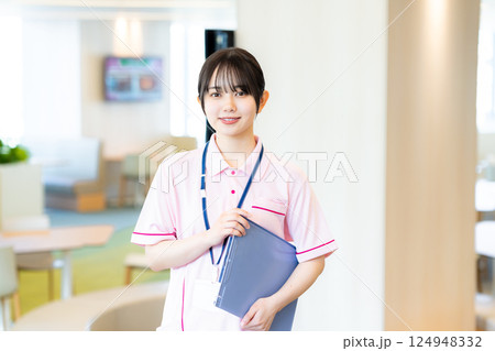 ファイルを持つ医療関係者 ファイルを持つ医療関係者 124948332