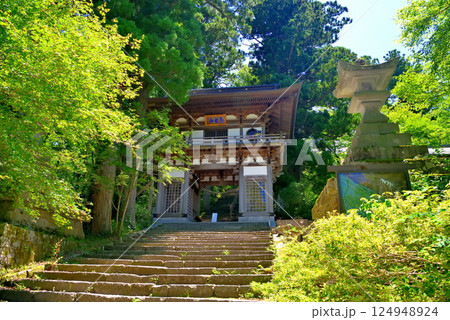 中国地方・大山隠岐国立公園・神仏習合、大神山神社の鳥居に並んで位置する大山寺・鳥取県大山町(4) 124948924