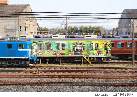 秩父鉄道「和風柄のラッピング電車」広瀬川原車両基地 秩父鉄道「和風柄のラッピング電車」広瀬川原車両基地 124948977