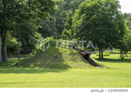 世界遺産「御所野遺跡」の「御所野縄文公園」にある土屋根の復元住居 124949504