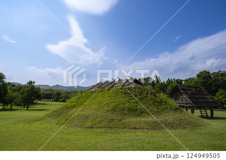 世界遺産「御所野遺跡」の「御所野縄文公園」にある土屋根の復元住居 世界遺産「御所野遺跡」の「御所野縄文公園」にある土屋根の復元住居 124949505