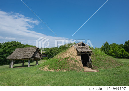 世界遺産「御所野遺跡」の「御所野縄文公園」にある土屋根の復元住居 124949507