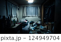 散らかった暗い部屋 124949704