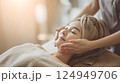 フェイシャルケアを受ける若い女性 124949706