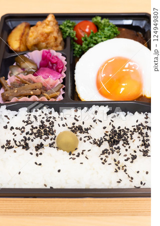おいしい目玉焼ハンバーグ弁当 124949807