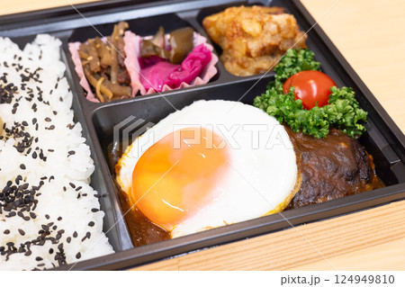 おいしい目玉焼ハンバーグ弁当 124949810