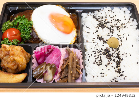 おいしい目玉焼ハンバーグ弁当 124949812