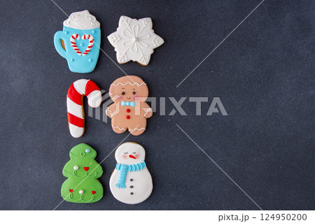 Gingerbread decorated with white sugar glaze. Food background. Christmas cookies. 124950200