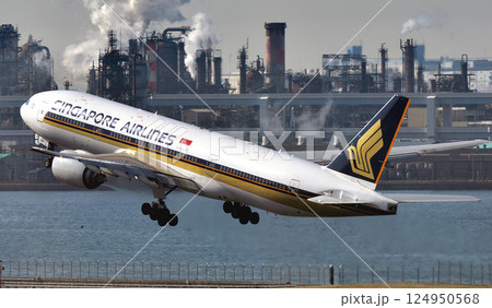 シンガポール航空B777羽田工場地帯離陸上昇 シンガポール航空B777羽田工場地帯離陸上昇 124950568
