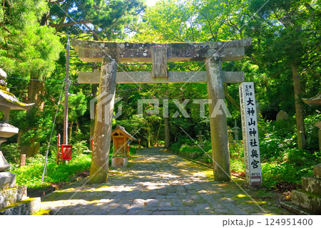 中国地方・大山隠岐国立公園・大神山神社奥宮の参道入口に建つ、歴史を感じる鳥居・鳥取県大山町(2) 124951400