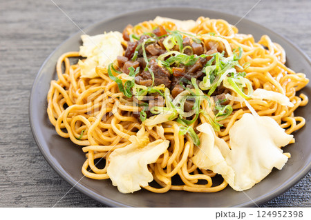 おいしい牛すじ焼きそば おいしい牛すじ焼きそば 124952398