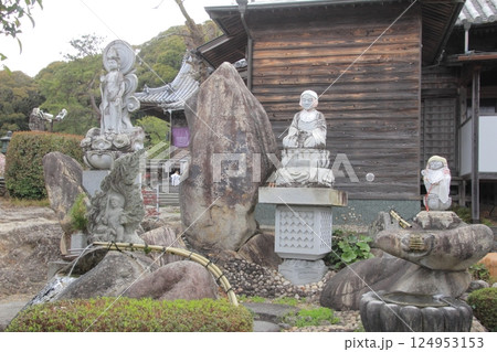 四国霊場第14番札所「常楽寺」観音像 124953153