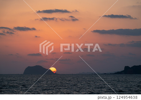 Golden Sunrise Over Jinshan Coast in Spring. 124954638